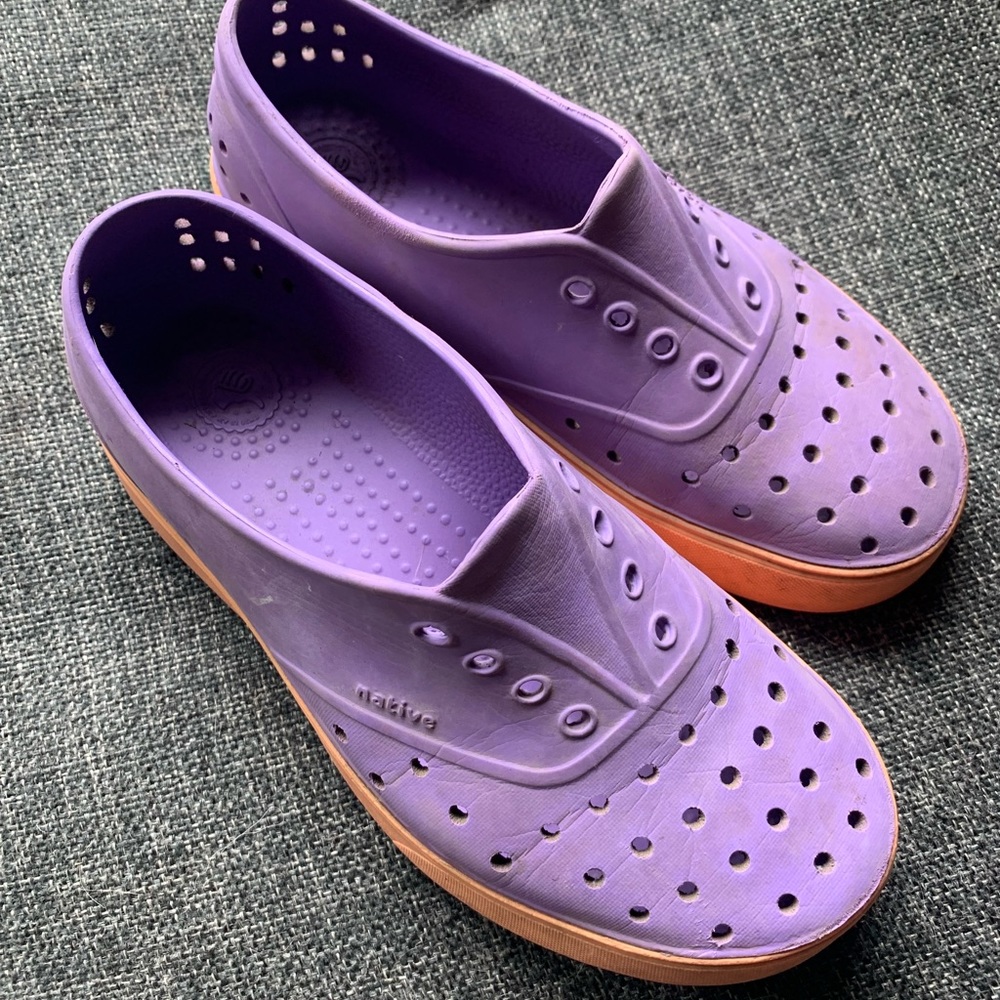 Native size 2 shoes